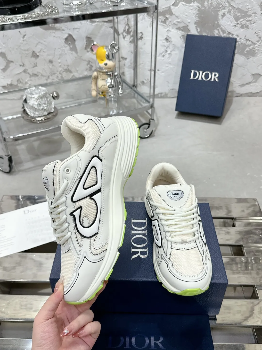Men's men's shoes 💰600❤️❤️❤️High version Dior Dior's latest color matching B30 series reflective dad sneakers original 17380💰 purchased for development and production Brand new B30 sneakers Dad Shoes style shoes that follow the trend of the retro market The Dior logo on the tongue also indicates that this pair of shoes is the B30 model! B30 uses fine-textured leather and mesh cloth materials to form a shoe body. There are conspicuous letters CD on both sides of the shoe body to indicate identity. Many lines on the shoe body outline details to make the shoes look less monotonous and full of retro flavor. The delivery counter is exquisitely packaged🛍📦 ▪️Fabric: Original customized technical fabric + mesh ▪️Inner lining: Customized breathable lining ▪️Outsole: Original molded IP foam + TPU outsole ▪️Sole thickness: 3.5CM ▪️Size: Women’s size 35-40 / Men’s size 39-46